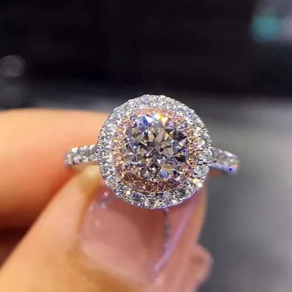 Jewelry - 🆕 SPARKLING!  Pretty ring size 6